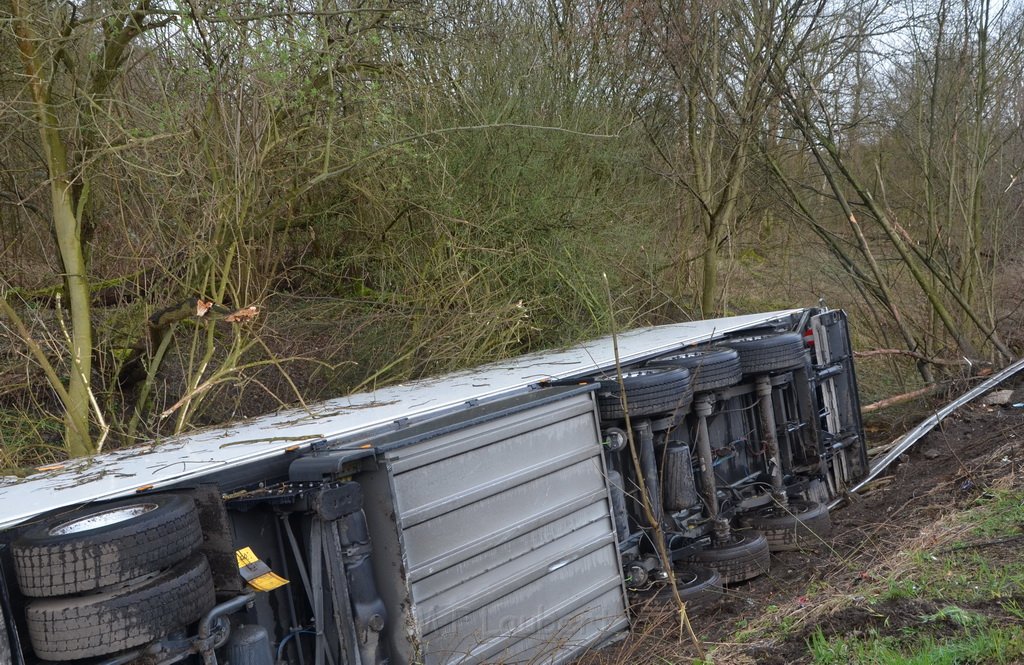 VU LKW umgestuerzt A 3 Rich Frankfurt AS Koenigsforst P222.JPG - Miklos Laubert